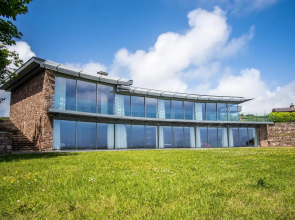 Bryn House - Luxurious 5 Bedroom Holiday Home - Penmaen