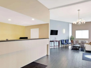 MC Pacific Inn & Suites