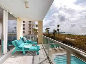Sunshine Daydream 3 Bedroom Condo by RedAwning