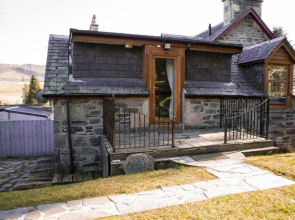 Charming 2 bedroom cottage with free parking.