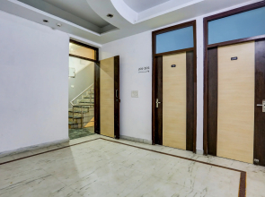 Super Hotel O East Punjabi Bagh Near Metro Station