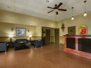 Super 8 by Wyndham Tupelo Airport