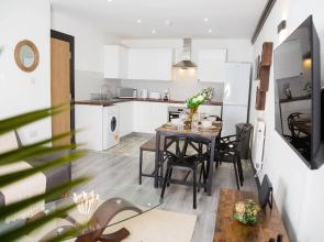 Old Trafford Apartments by BEVOLVE - Free Parking