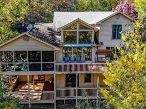 Dogwood On The Lake At Rumbling Bald Resort 5 Bedroom Home