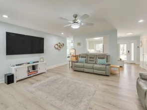 5 Mi to Dtwn Beaufort: Home w/ Screened-in Patio