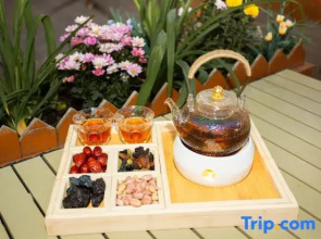Shuishang Mingju Meet · 180° Mountain View Homestay (Nalati Grassland)