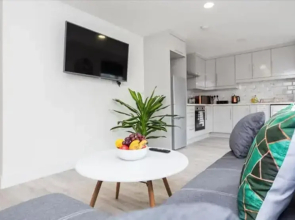 Spacious 1 bed Flat With View