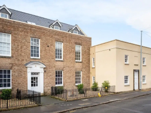 Elliot Oliver - 2 Bedroom Garden Apartment
