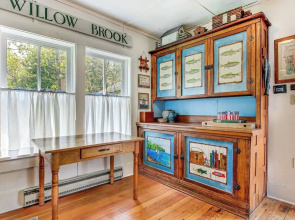 Baileys Harbor Cottage w/ Dock: Steps to Lake!