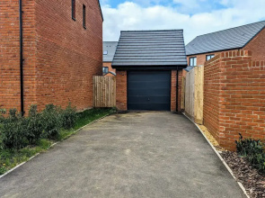 Modern 4 bed House in Newport, Home Away From Home