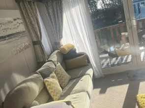 2-bed Cabin, Sleeps 4 in Cayton Bay