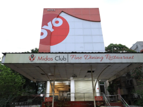OYO 15211 Hotel Midas