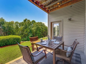 7 Mi to Silver Dollar City! Condo w/ Lake Access