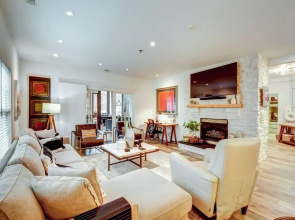 Modern Condo + Golf Course View, Near Hiking!