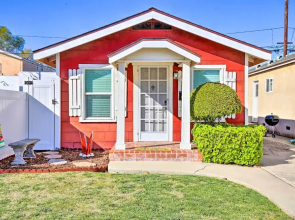 8 Mi to Aquarium: Long Beach Bungalow w/ Patio!