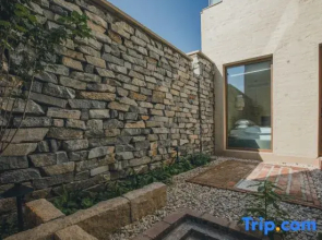 The Long Circle House