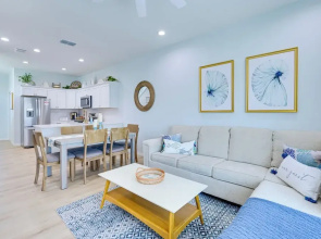 Walk to Beach! Waterfront Hudson Townhome