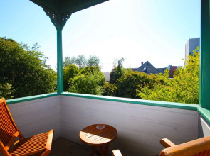 Spinnakers Brewpub & Guesthouses