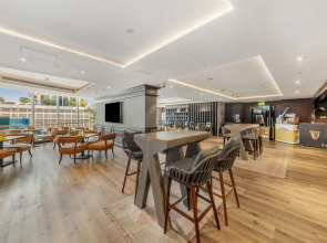 Отель Radisson Blu Hotel, Dubai Canal View