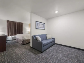 Cobblestone Hotel & Suites - Newport