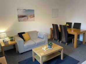 6 Guests - Parking - Patio - Near Coast