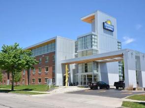 Days Inn & Suites Milwaukee