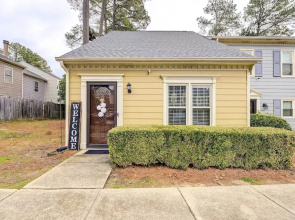 Contemporary Townhome ~ 7 Mi to Dtwn Raleigh!
