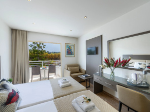 Queen's Bay Hotel