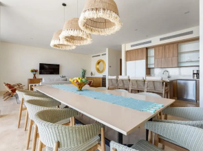Modern Luxury W Resort Amenities Sleeps 16