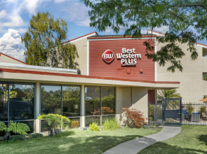 Best Western Plus Garden Court Inn