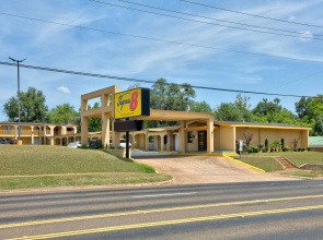 Super 8 by Wyndham Palestine