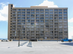 Ilikai Marina 1783 Condo - One Bedroom, Full Kitchen & Free Wifi by RedAwning