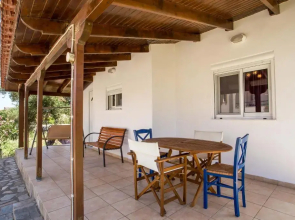 Vicki's house 2-bedroom with yard and garden