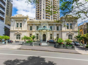 Stylish Central City Apartment with  Pool and Gym