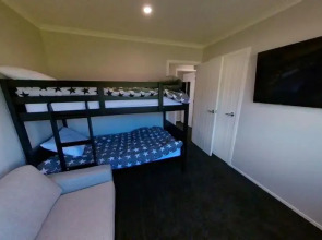 5 Bedroom, Solar on Snowmass Ohakune, Yellow Door