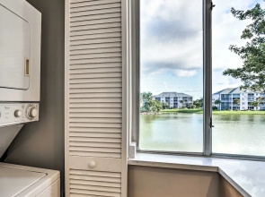 Jupiter Bay Condo w/ Pool < Half Mile to Beach!