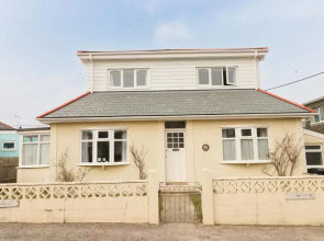 Spacious & modern beach house, 100m to beach