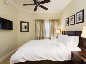 Condo Centre Court Living 3 Bedroom Reunion