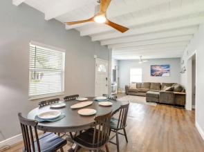 Bright Pinellas Park Getaway w/ Private Pool!