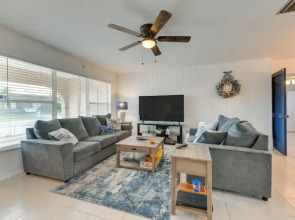Family Friendly! Games! Waterfront North Port Home