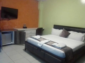 Trotters Hotel - Kenol