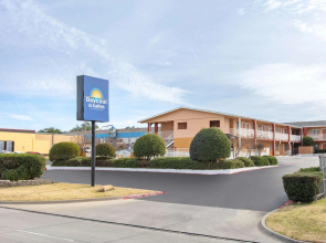Days Inn & Suites by Wyndham Arlington Near Six Flags