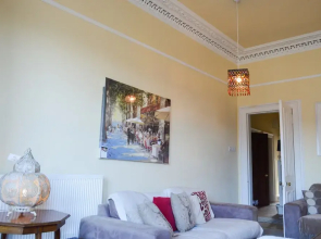 Spacious 4 Bedroom Apartment in Edinburgh