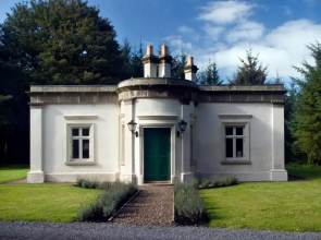 Triumphal Arch Lodge