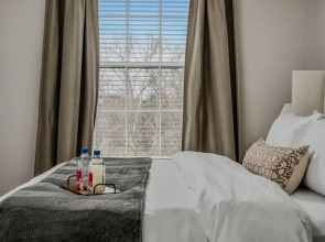 Downtown Luxury - Top Floor 2BR at Topiary Park