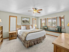 4 Bedroom Home with Hot Tubnd Ski Access by RedAwning