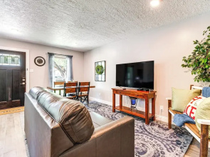 2 Mi to Texas A&m: Pet-friendly Duplex w/ Yard!