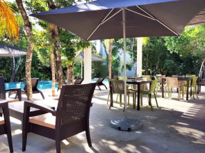 Corner unit Steps from Pool by Olahola