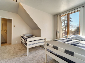 'dolorable' Home w/ Yard - Walk to River!