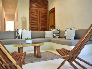Chic-Modern Apt w/Pool, Garden, Parking & 3 Bikes